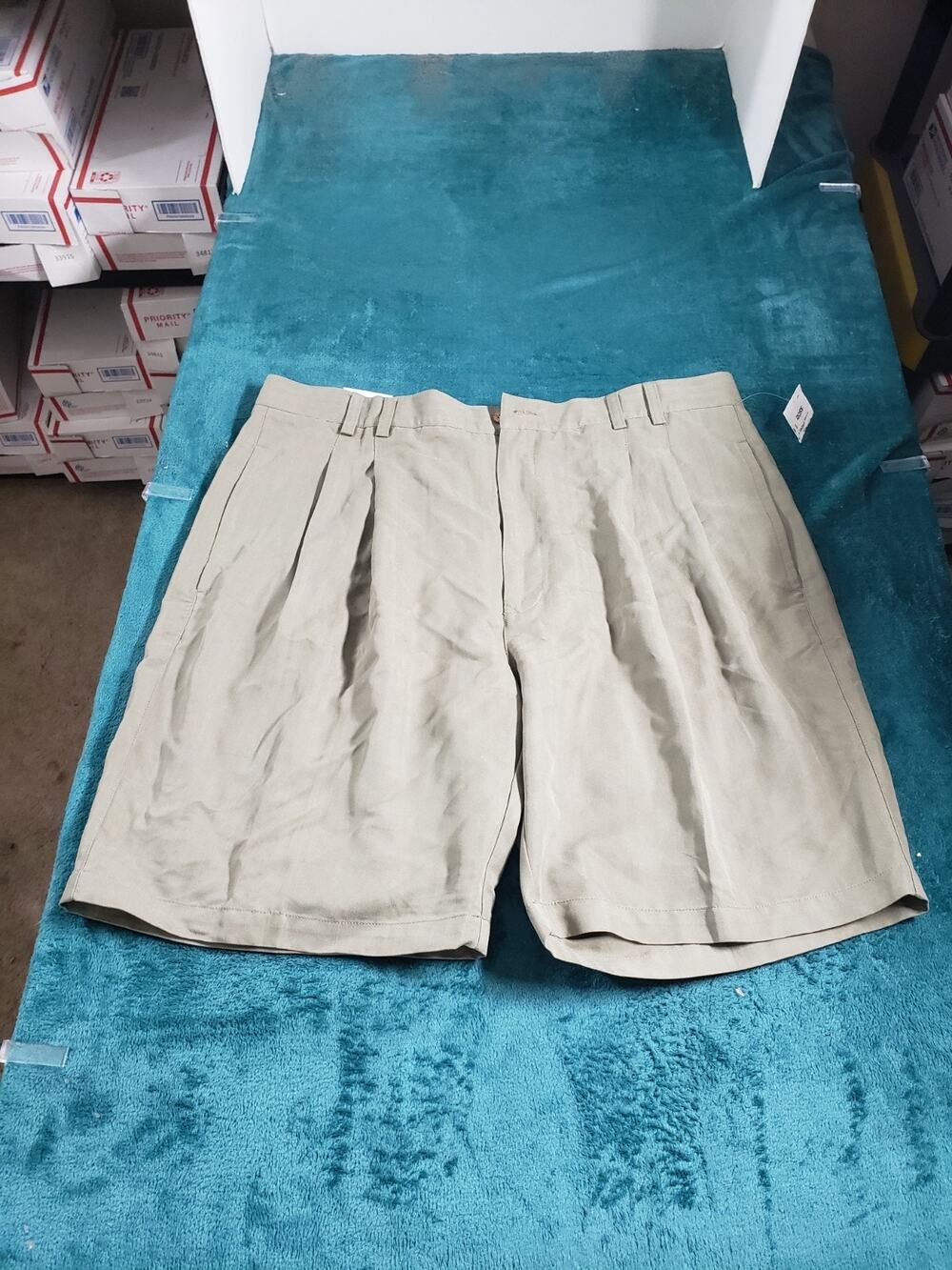 Bungalow Brand Shorts Size 40 Mens Beige Bermuda Beach Stretch Pleated NWT